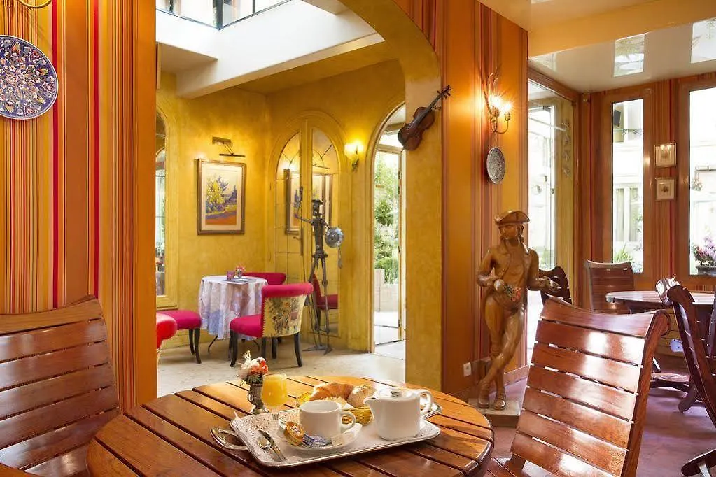 ****  Hotel Bienvenue Paris France